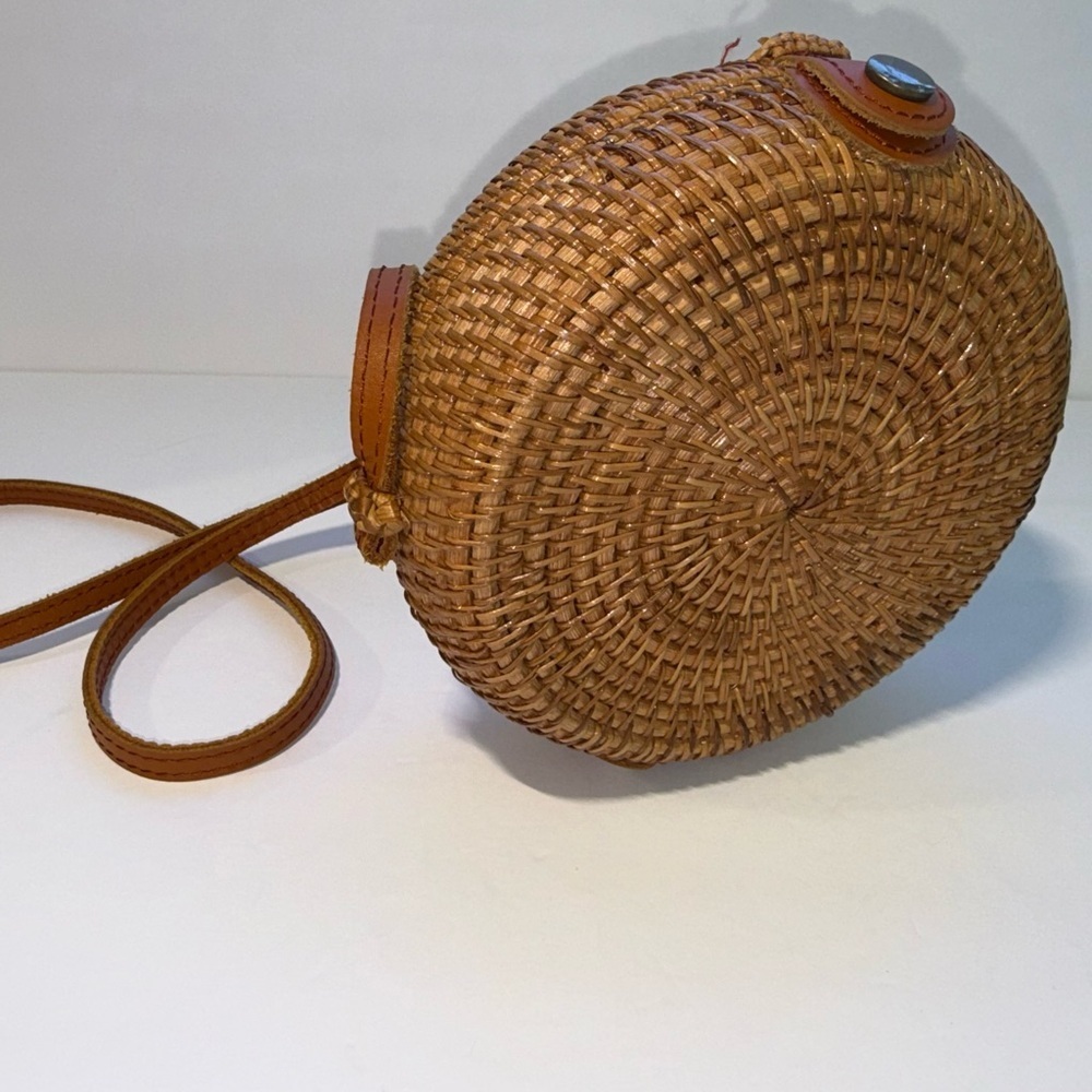 Round Woven Tan Shoulder Bag - Picture 2 of 5